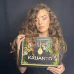красива жена държи картина в рамка - Kalianto